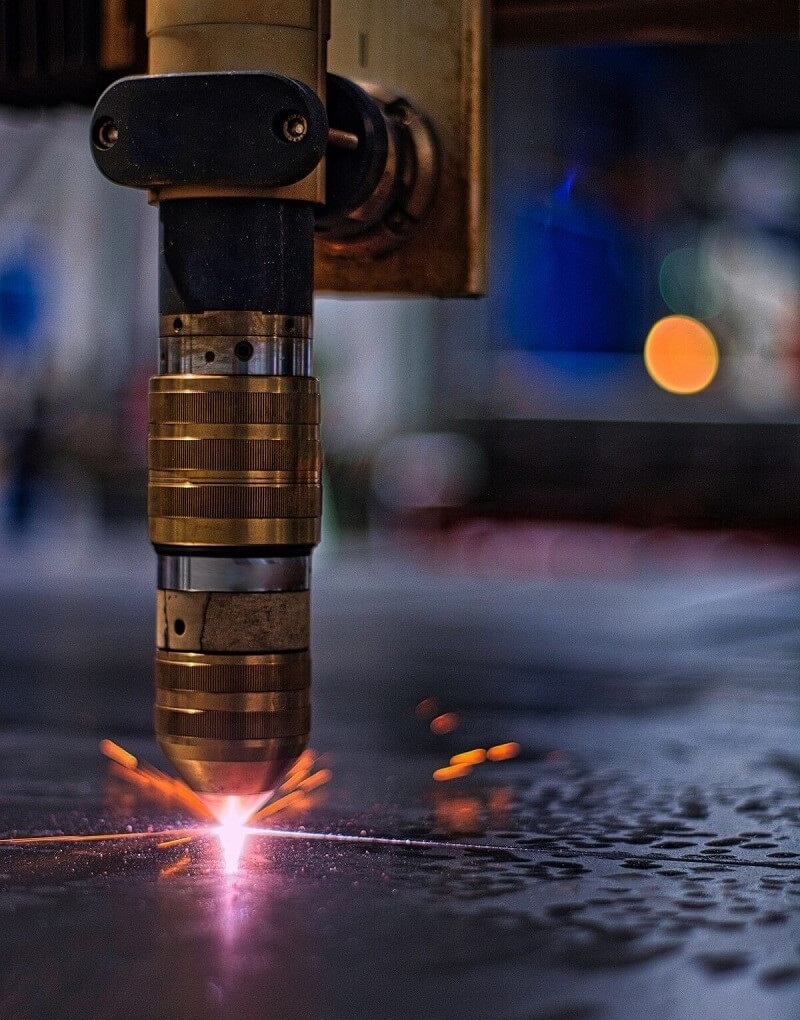 Wertykalne zdjęcie lasera do cięcia podczas pracy
